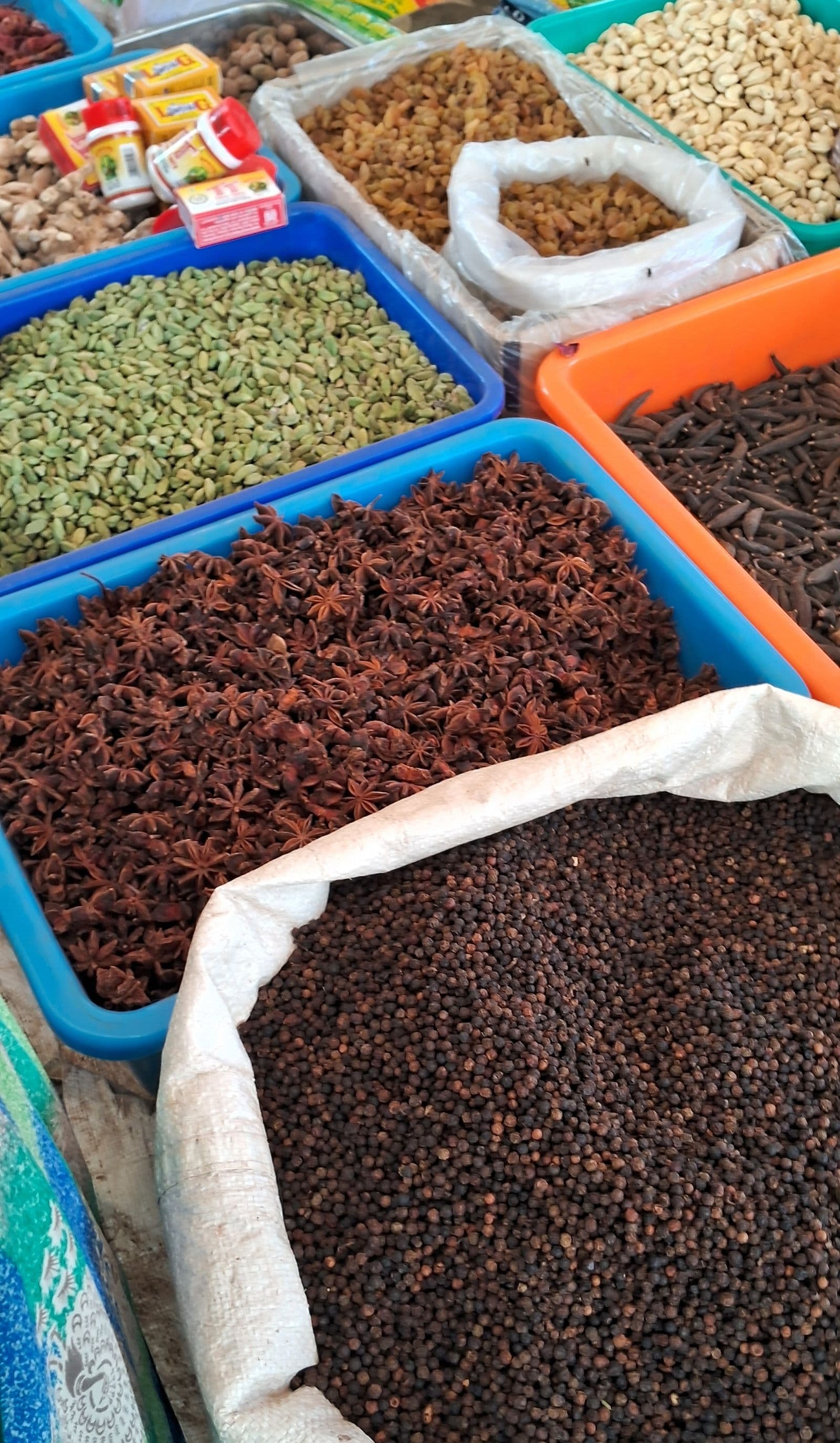 Çuvallarda baharat ve kuru gıda
