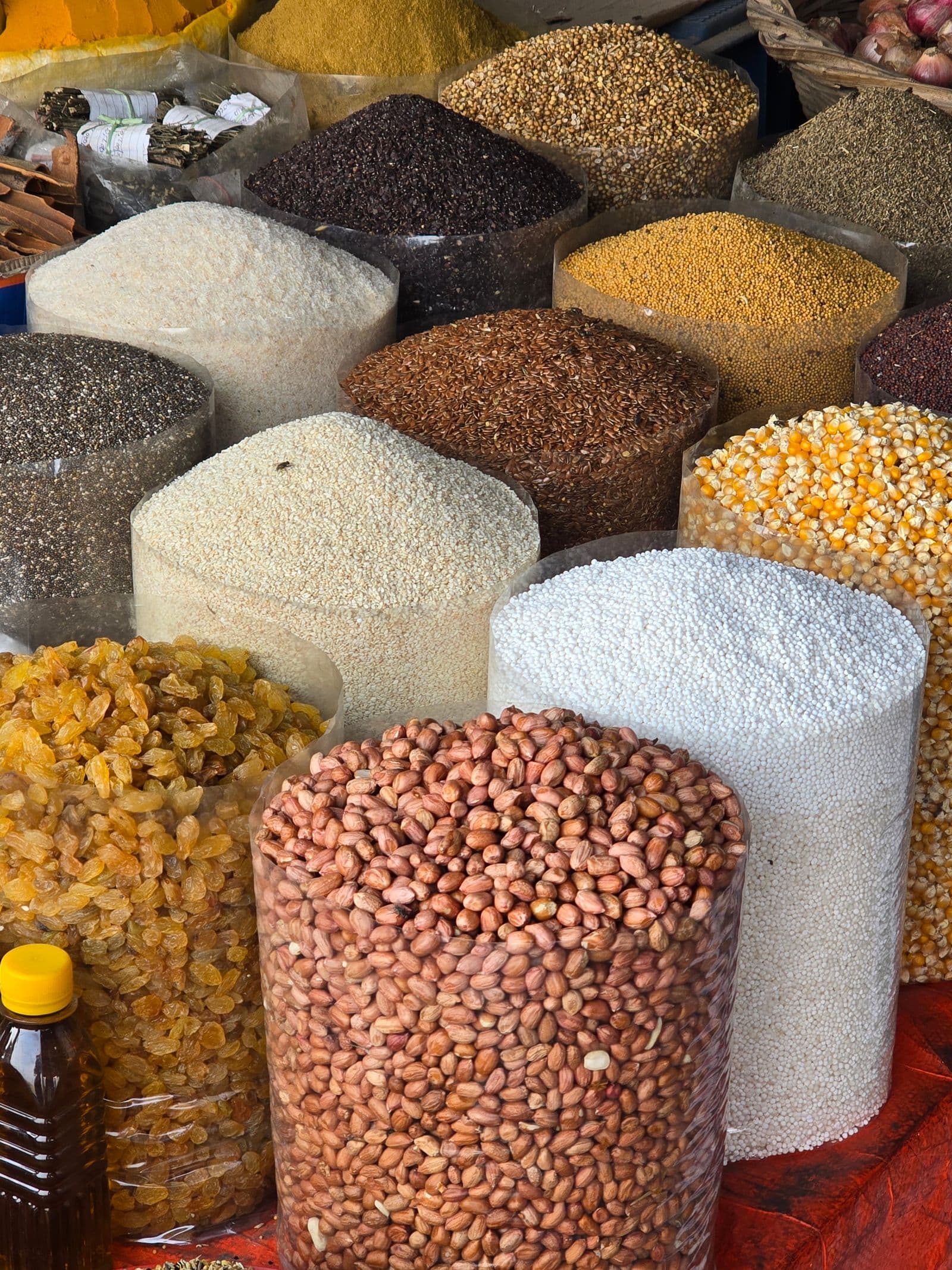 Çuvallarda pirinç, susam, mercimek, mısır ve yer fıstığı